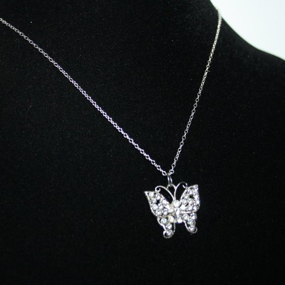 Beautiful Nwot rhinestone butterfly necklace